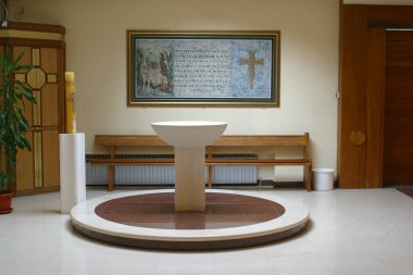 Hırvatistan 'ın Dugave kentindeki St. Matthew kilisesindeki vaftiz yazı tipi