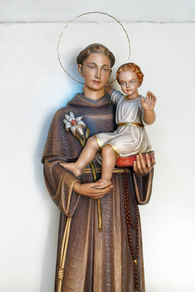Святой Антоний держит дитя Иисуса, статую в приходской церкви Святого Антония Падуанского в Загребе, Хорватия