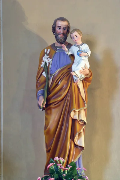 Saint Joseph Håller Baby Jesus Staty Församlingskyrkan Saint Nicholas Jastrebarsko — Stockfoto