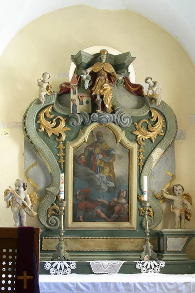 圣瓦伦丁 克罗地亚斯拉夫人圣安东尼教区教堂的祭坛 — 图库照片