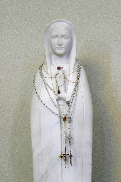 Hırvatistan Sisak Kentindeki Aziz Quirinus Kilisesinde Bakire Meryem Heykeli — Stok fotoğraf