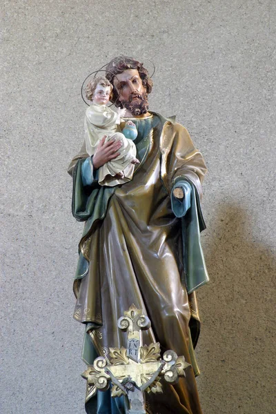圣约瑟抱着圣婴耶稣 圣婴耶稣是克罗地亚普雷洛斯科卡大天使教区圣坛上的雕像 — 图库照片