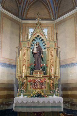 Hırvatistan 'ın Desiniç kentindeki Aziz George kilisesinde Padua' lı Aziz Anthony sunağı