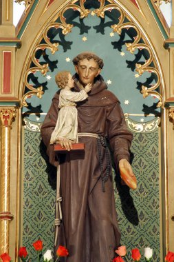 Aziz Anthony çocuk İsa 'yı tutuyor, Hırvatistan' ın Desinic kentindeki Aziz George kilisesinde Padua 'lı Aziz Anthony' nin sunağında bir heykel.