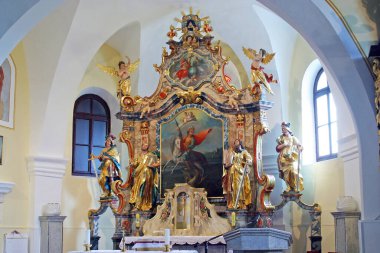 Hırvatistan 'ın Klanjecko Jezero kentindeki Klanjecko Gölü' nde Aziz George şapelinde yüksek sunak