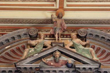 Baba ve İsa Mesih iki meleğin arasında, Hırvatistan 'ın Bacva kentindeki Carmel Dağı' nın Hanımı kilisesinin mihrabında heykeller.