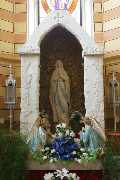 克罗地亚 德西尼奇 圣乔治教区教堂 卢尔德夫人的祭坛 — 图库照片