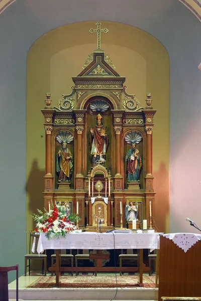 克罗地亚斯基塔列沃圣尼古拉斯教区教堂的主要祭坛 — 图库照片