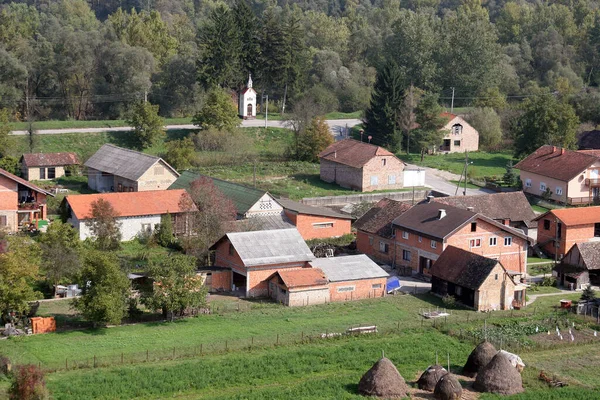 クロアチアの農村部における飲料の村の空中ビュー — ストック写真