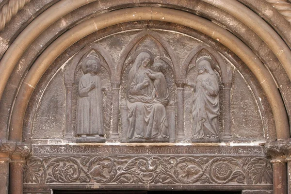 Gotycka Płaskorzeźba Matki Boskiej Dzieciątka Prawej Anastazji Lewej Chrysogonus Katedra — Zdjęcie stockowe