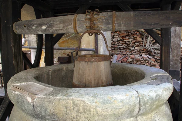 クロアチアのヴェリキ タボール城にある木製バケツ付きの古い古代の水 — ストック写真