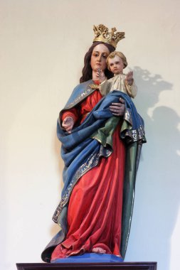 Kutsal Tespih 'in Hanımı, Hırvatistan' ın Mace kentindeki Kutsal Gebelik Kilisesi 'nde heykel.