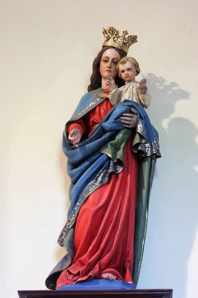 Kutsal Tespih 'in Hanımı, Hırvatistan' ın Mace kentindeki Kutsal Gebelik Kilisesi 'nde heykel.