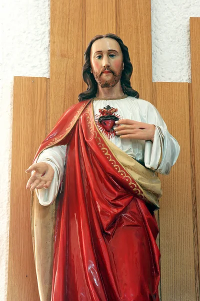 İsa 'nın Kutsal Kalbi, Zagreb' in Bijenik kentindeki Aziz Maximilian Kolbe kilisesinde heykel