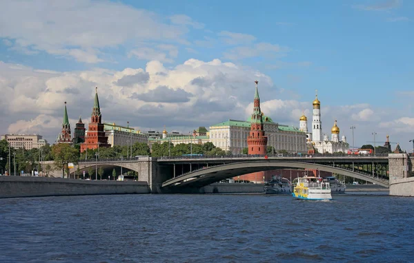 Moscovo. Vista do Kremlin, da Grande Ponte de Pedra e do rio Moscou — Fotografia de Stock