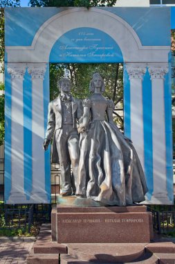 Moskova, Rusya - 31 Ağustos 2017: Eski Arbat büyük şair Alexander Pushkin Yaylası girişindeki nitelikli anıt ve Natalia Goncharova 175-düğün, Landmark yılı için