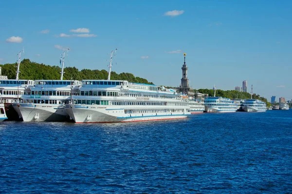 Moscú Rusia Junio 2018 Los Cruceros Fluviales Cuatro Pisos Están —  Fotos de Stock