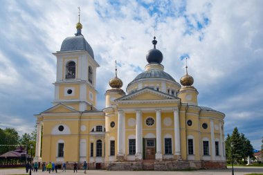 Myshkin, Rusya - 2 Haziran 2018: Küçük taşra kasabasında Myshkin yapı 1805-1820 yılında Dormition Rus Ortodoks Katedrali