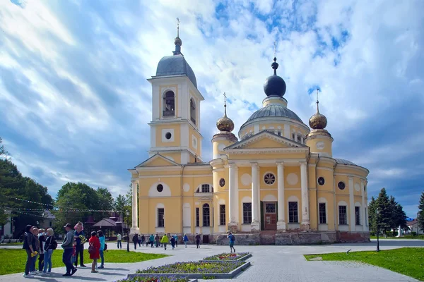 Myshkin Rusland Juni 2018 Toeristen Buurt Van Russische Orthodoxe Kathedraal — Stockfoto