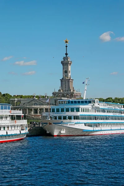 Moscú Rusia Junio 2018 Cómodo Crucero Pasajeros Construcción Estación Del —  Fotos de Stock