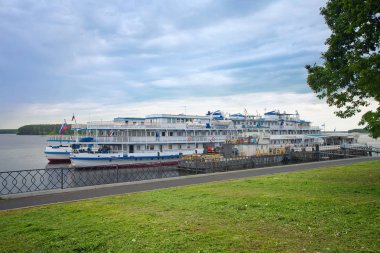 Myshkin, Rusya - 2 Haziran 2018: Yolcu yolcu gemilerine Myshkin şehir bağlama üzerinde Volga Nehri üzerinde