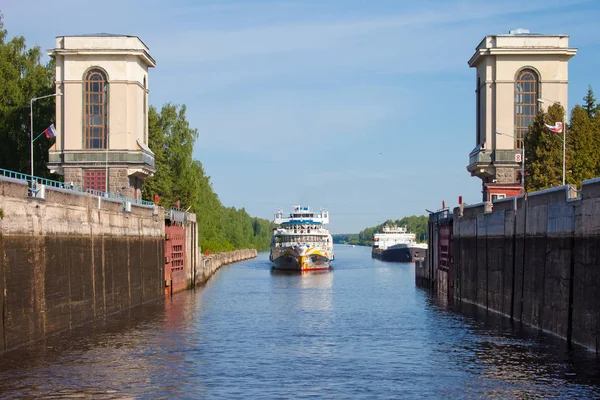 Barco Pasajeros Viene Puerta Enlace Canal Moscú Moscú Volga Canal —  Fotos de Stock