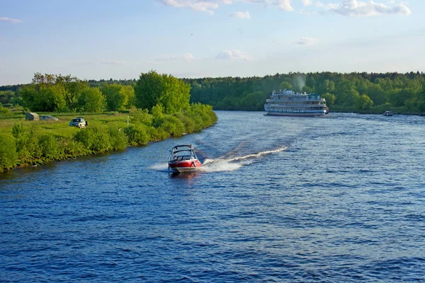 Paisaje Con Riberas Del Río Volga Lancha Motora Crucero Una —  Fotos de Stock