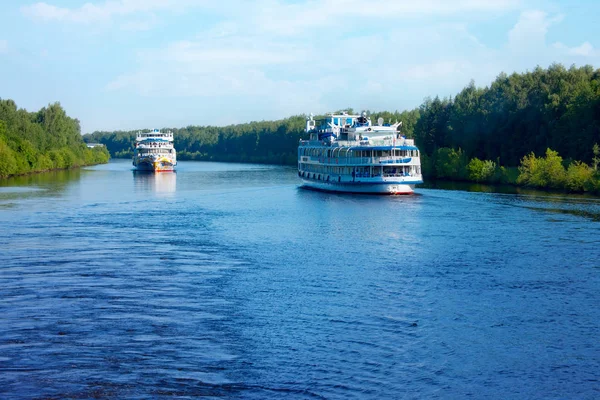 Paisaje con cruceros en el canal de Moscú en la mañana de verano —  Fotos de Stock