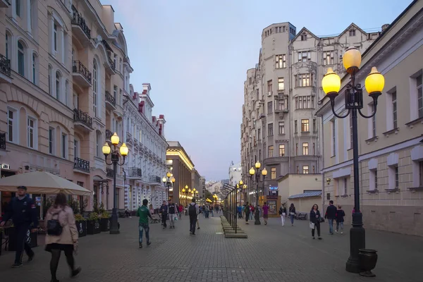 มอสโก สเซ นยายน 2018 คนเด นในตอนเย นตามถนนคนเด Old Arbat ในมอสโก — ภาพถ่ายสต็อก