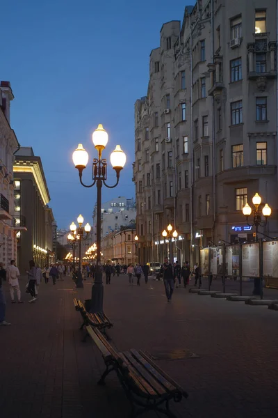 Moscú Rusia Septiembre 2018 Gente Camina Por Noche Largo Famosa —  Fotos de Stock