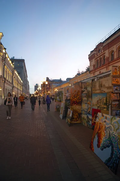 Moskou Rusland September 2018 Mensen Lopen Avond Langs Beroemde Voetgangers — Stockfoto