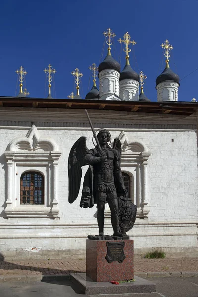 莫斯科 俄罗斯 2018年9月15日 圣迈克尔大天使全身体雕塑持有盾牌附近的寺庙的神的母亲标志在莫斯科的彼得门 — 图库照片
