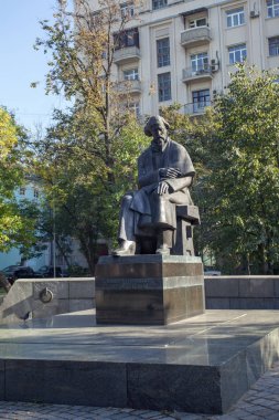 Moskova, Rusya - 15 Eylül 2018: Çernişevski - Rus yazar ve filozof Pokrovskiye Vorota Meydanı Moskova parkta anıt
