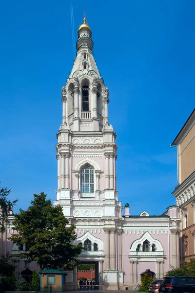 Uitzicht op de klokkentoren van de Gods Tempel van St.Sofia op Sofiyskaya — Stockfoto