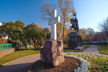 Moskova, Rusya - 18 Ekim 2018: İbadet çapraz ve kutsal Prens Dimitry Donskoy kurtarıcı Rus Anıtı, simgesel yapı, Moskova Nikoloyamskaya ve Yauzskaya caddelerinin kesiştiği arazi.