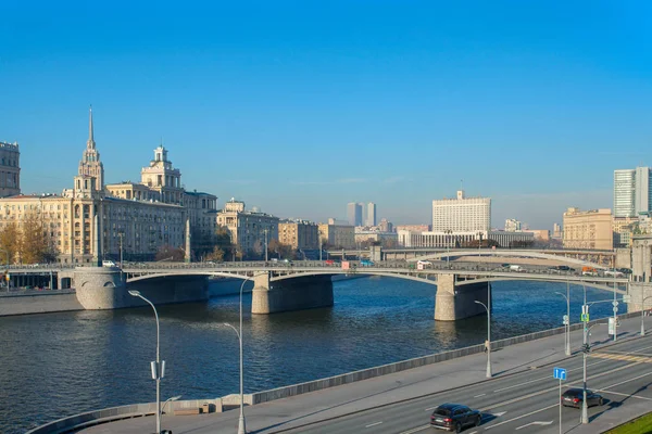 Vista do rio de Moscou, ponte de Borodinsky, aterro de Rostovskaya, casa do governo . — Fotografia de Stock