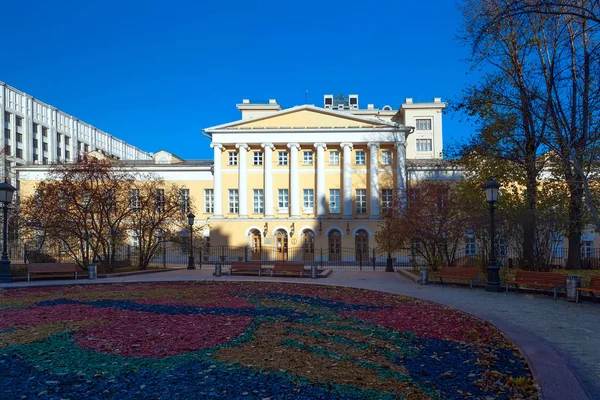 Speciale muziekschool van Gnesin in Moskou. Landgoed van Apraksin-Buturlin — Stockfoto