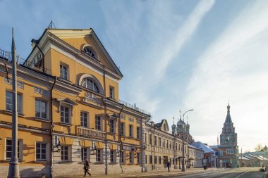 Moskova, Rusya - 1 Aralık 2018: Eski konaklar ve 17-yy Moskova Bolshaya Polyanka sokakta Kilisesi