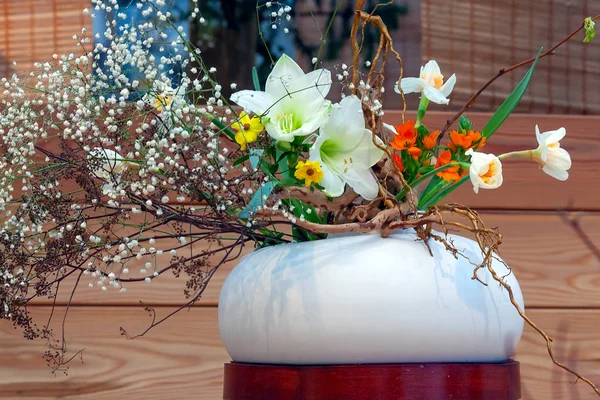 春季池边 日本传统花卉布置 — 图库照片