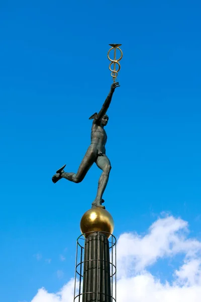 Escultura de Hermes perto do centro de comércio internacional de Moscou — Fotografia de Stock