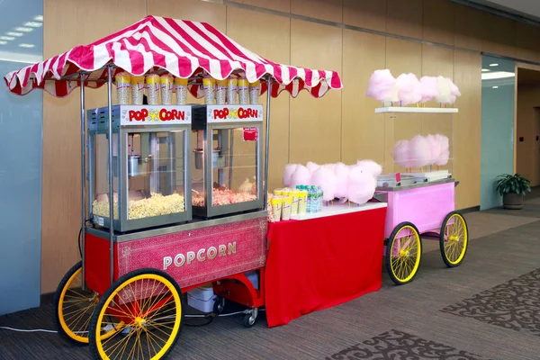 Quiosque colorido vendendo pipocas e algodão doce no prédio — Fotografia de Stock