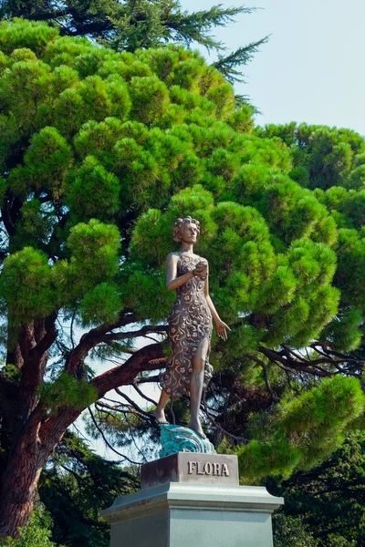 Yalta September 2016 Nikita Botanical Garden Sculpture Goddess Flowers Flora — Stock Photo, Image