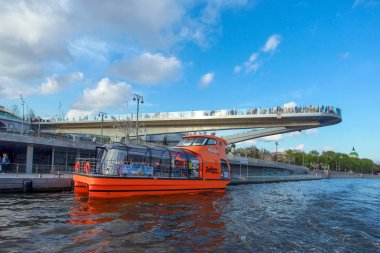 Moskova. Zevk teknesi ile Embankment ve Nehir üzerinde Zaryadye parkında yüzen köprü