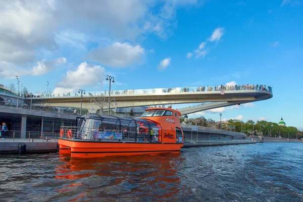 Moscú. Puente flotante en Zaryadye parque sobre Embankment y río con barco de recreo —  Fotos de Stock