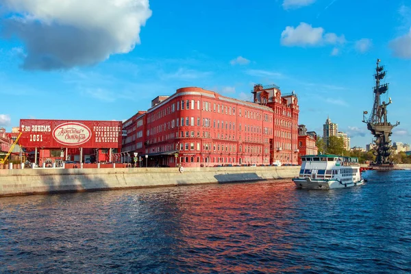 Вид на будівлю Червоної жовтня шоколадна фабрика, Московська Ріка — стокове фото