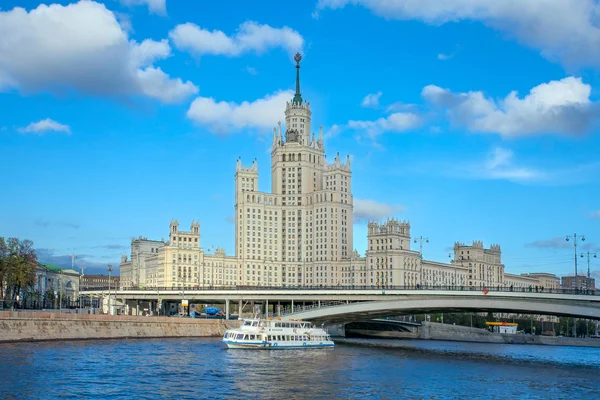 Hoogbouw Voortbouwend op kotelnicheskaya Dijk in Moskou — Stockfoto