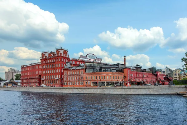 Vista desde el río Moscú en los edificios de la fábrica de chocolate Red October —  Fotos de Stock