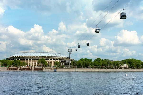 Вид з Москви в річку на новий фунікулері і стадіон «Лужники» — стокове фото