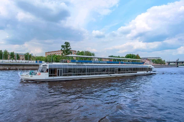 Човен насолоди річковим палацом на московському річці — стокове фото
