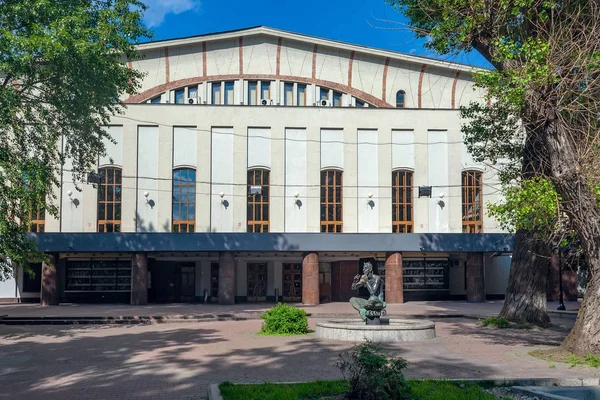 Moskau. Staatliches akademisches Mossovet-Theater und Skulptur Satyr im Park-Aquarium. — Stockfoto